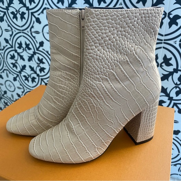 Nude Snakeskin Boots Size 6 - Picture 8 of 8